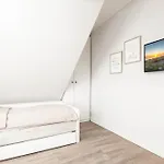2 Seasons, Fantastic Four Apartment