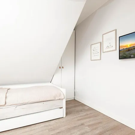 2 Seasons, Fantastic Four Apartman