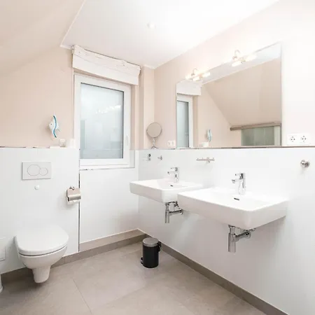 2 Seasons, Fantastic Four Apartman *