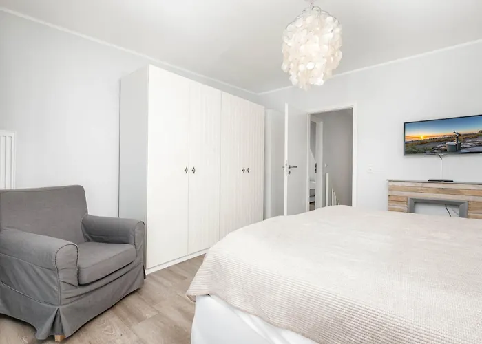 2 Seasons, Fantastic Four Apartman