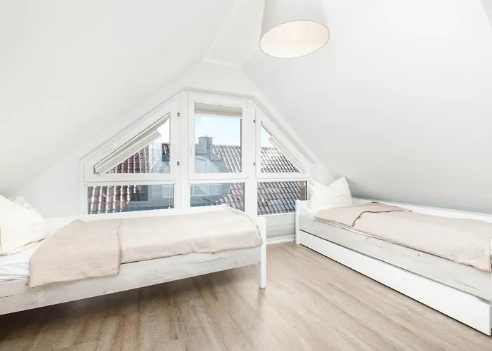 2 Seasons, Fantastic Four Apartman