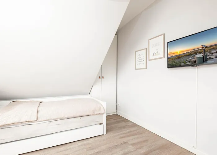 2 Seasons, Fantastic Four Apartman