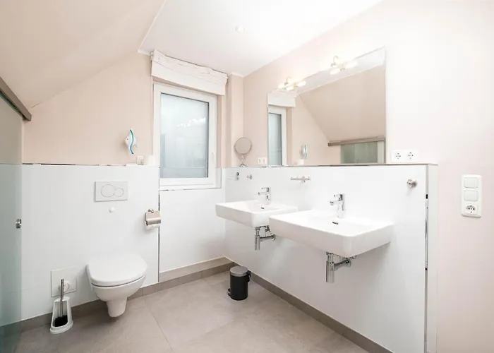 2 Seasons, Fantastic Four Apartman *